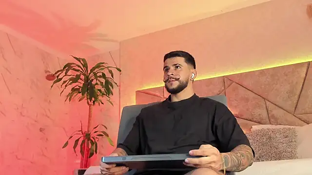 Snapshot of DickGriffith_ chatting on 09/29/25, 12:44 DickGriffith online show from 09/29/25, 12:44