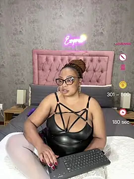 Snapshot of VixenRoyaleX chatting on 07/02/26, 03:56 VixenRoyaleX online show from 07/02/26, 03:56