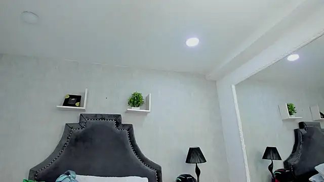 Snapshot of EmiliaRose_ chatting on 11/28/25, 08:53 EmiliaRose online show from 11/28/25, 08:53