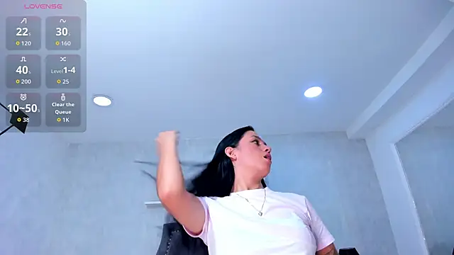 Snapshot of EmiliaRose_ chatting on 10/26/25, 08:31 EmiliaRose online show from 10/26/25, 08:31