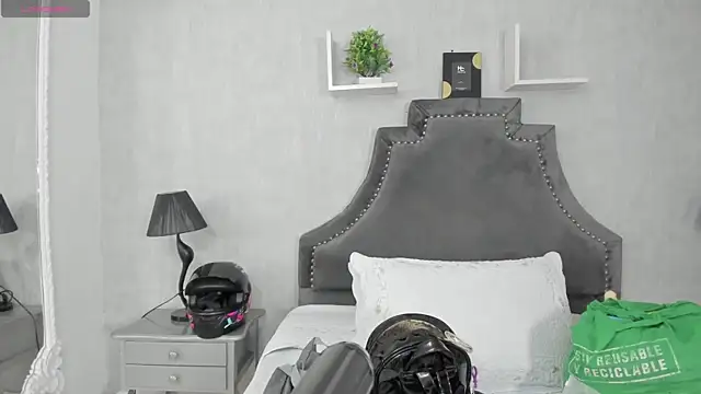 Snapshot of EmiliaRose_ chatting on 11/14/25, 09:18 EmiliaRose online show from 11/14/25, 09:18