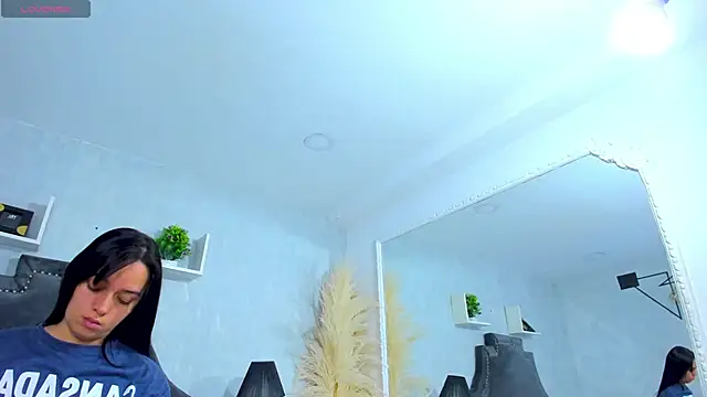 Snapshot of EmiliaRose_ chatting on 12/15/25, 09:20 EmiliaRose online show from 12/15/25, 09:20