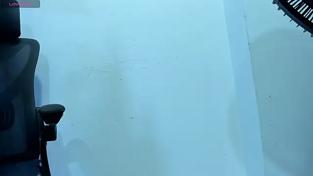 Snapshot of EmiliaRose_ chatting on 10/09/25, 09:04 EmiliaRose online show from 10/09/25, 09:04