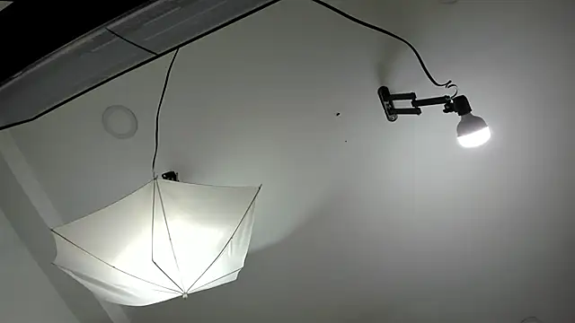 Snapshot of EmiliaRose_ chatting on 10/04/25, 08:54 EmiliaRose online show from 10/04/25, 08:54