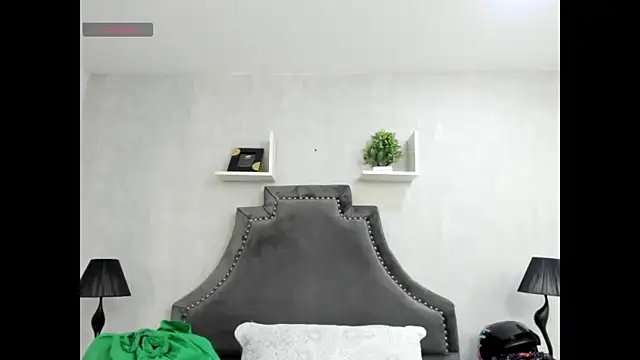 Snapshot of EmiliaRose_ chatting on 11/21/25, 09:03 EmiliaRose online show from 11/21/25, 09:03