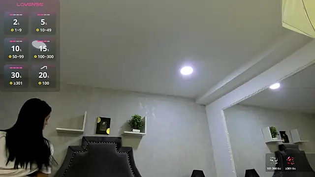 Snapshot of EmiliaRose_ chatting on 10/19/25, 08:44 EmiliaRose online show from 10/19/25, 08:44