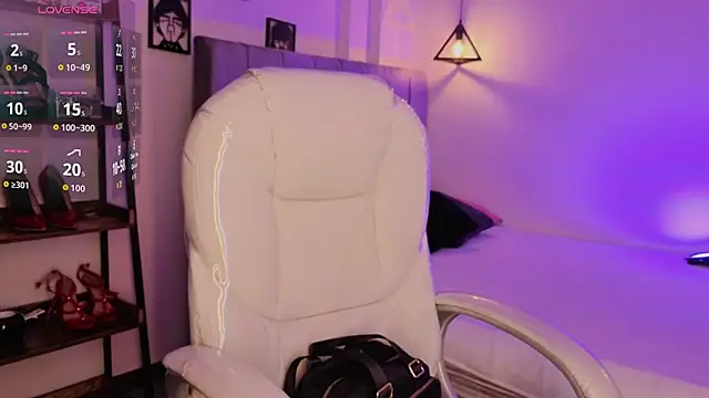 Miller Vanessa  online show from 10/13/25, 08:21