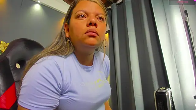 Snapshot of Aida-nicolle chatting on 12/17/25, 11:15 Aida-nicolle online show from 12/17/25, 11:15