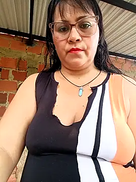 Snapshot of promiscuous-indecent-momm chatting on 04/17/26, 02:31 promiscuous-indecent-momm online show from 04/17/26, 02:31