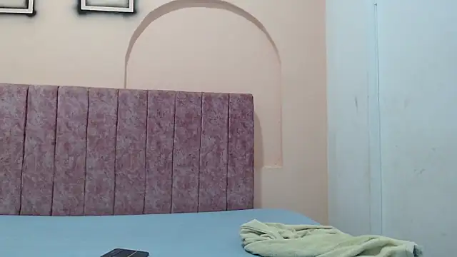 Snapshot of manuel_rey chatting on 12/18/25, 12:49 manuel rey online show from 12/18/25, 12:49