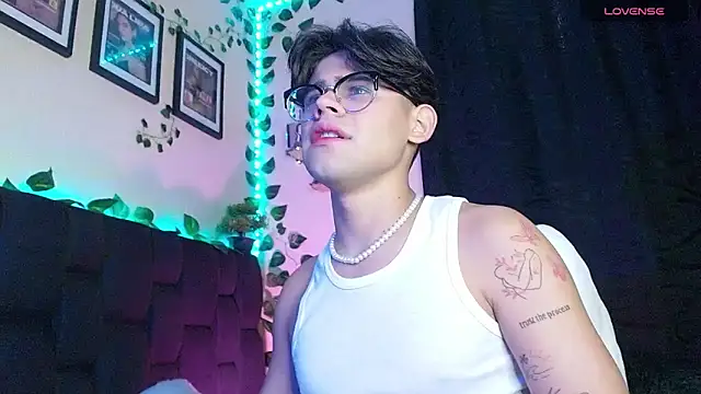 Snapshot of isaac-saenz chatting on 02/25/25, 08:00 isaac-saenz online show from 02/25/25, 08:00