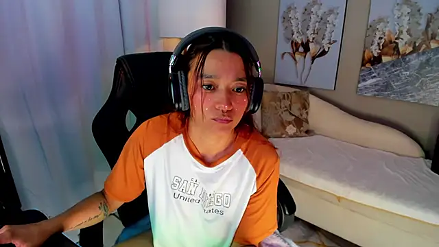charlotte bluee online show from 06/12/26, 02:31