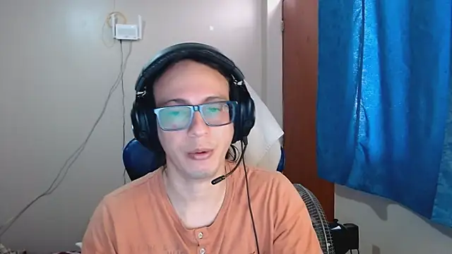 Snapshot of cholitohermoso chatting on 03/11/25, 03:56 cholitohermoso online show from 03/11/25, 03:56