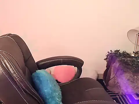 Snapshot of megancatluna chatting on 11/21/25, 04:33 megancatluna online show from 11/21/25, 04:33