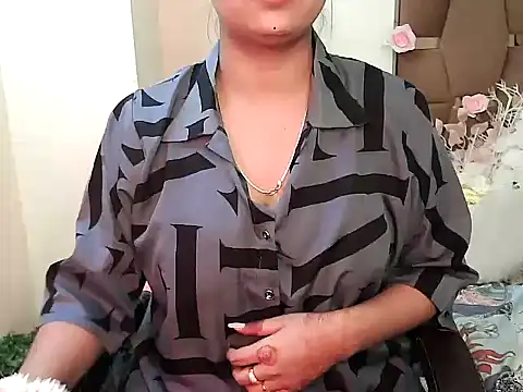 Snapshot of megancatluna chatting on 11/17/25, 04:38 megancatluna online show from 11/17/25, 04:38