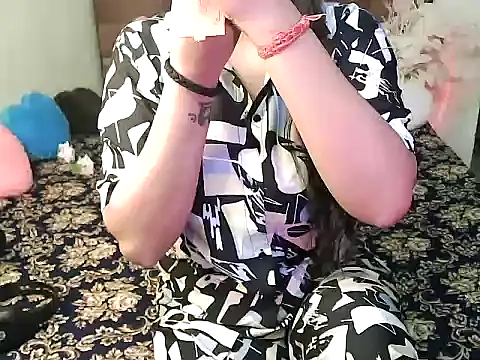 Snapshot of megancatluna chatting on 10/15/25, 04:00 megancatluna online show from 10/15/25, 04:00