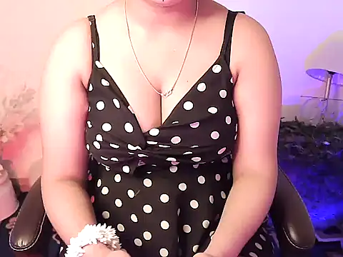 Snapshot of megancatluna chatting on 12/05/25, 04:11 megancatluna online show from 12/05/25, 04:11