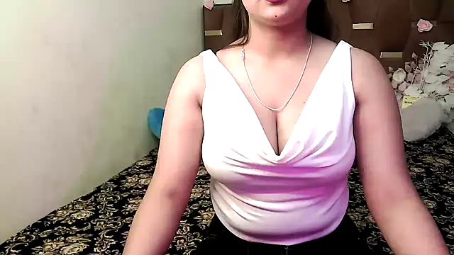 Snapshot of megancatluna chatting on 10/19/25, 06:27 megancatluna online show from 10/19/25, 06:27