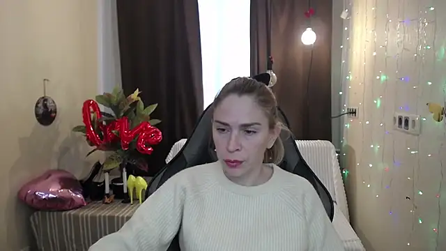 Snapshot of TessaDaybreak chatting on 02/18/25, 07:32 TessaDaybreak online show from 02/18/25, 07:32