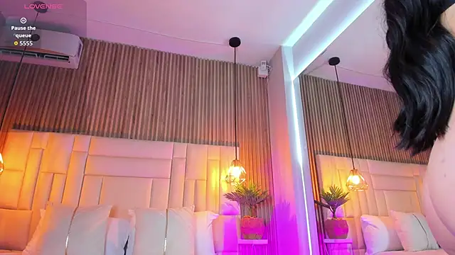 MelanieHillss online show from 10/05/25, 05:09