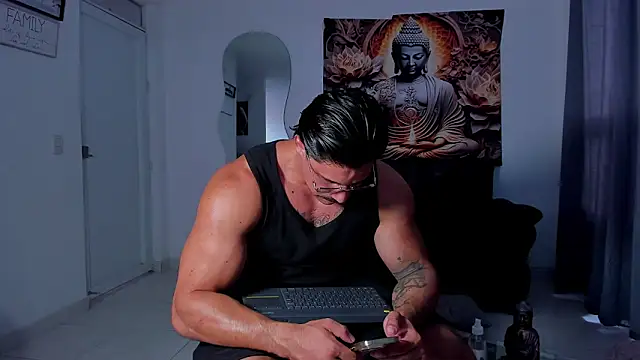 Valentino Dosantos  online show from 11/04/25, 08:23