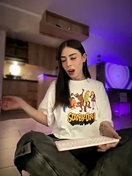 Snapshot of candycami19 chatting on 10/07/25, 01:39 candycami19 online show from 10/07/25, 01:39