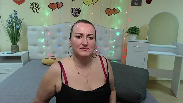 Snapshot of DianaMGG chatting on 03/12/25, 09:44 DianaMGG online show from 03/12/25, 09:44