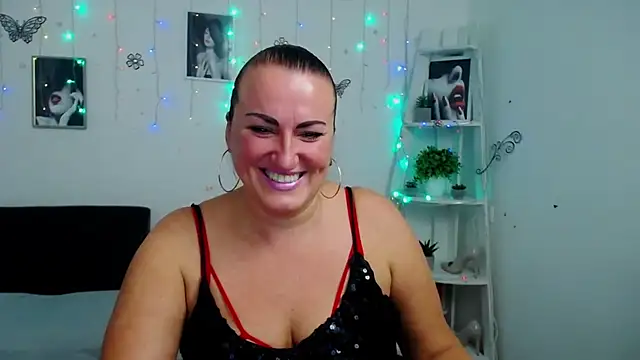 Snapshot of DianaMGG chatting on 10/14/25, 05:24 DianaMGG online show from 10/14/25, 05:24