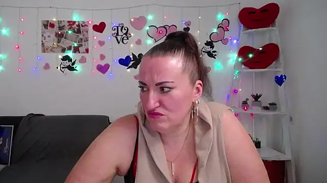 Snapshot of DianaMGG chatting on 03/06/25, 03:45 DianaMGG online show from 03/06/25, 03:45