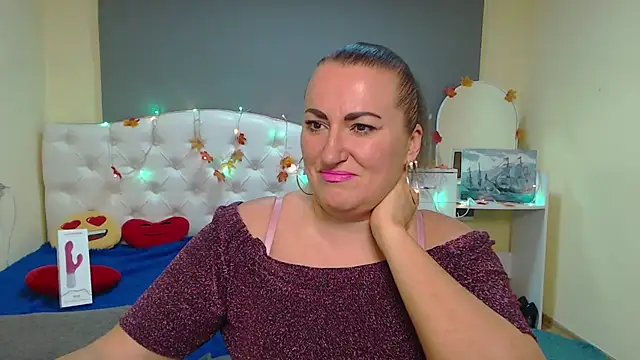 DianaMGG online show from 11/19/25, 06:24