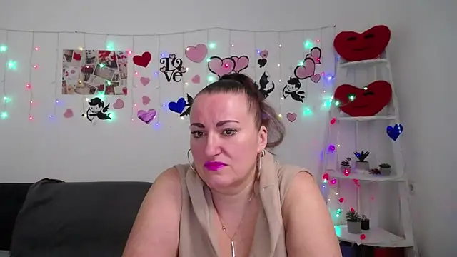 Snapshot of DianaMGG chatting on 03/06/25, 06:30 DianaMGG online show from 03/06/25, 06:30