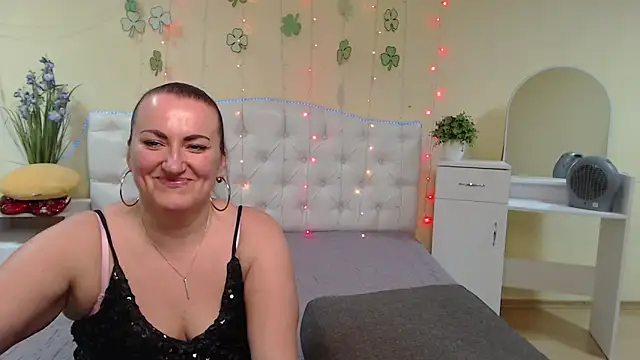 Snapshot of DianaMGG chatting on 03/18/25, 03:44 DianaMGG online show from 03/18/25, 03:44