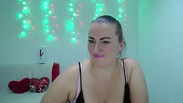 DianaMGG online show from 11/08/25, 06:17