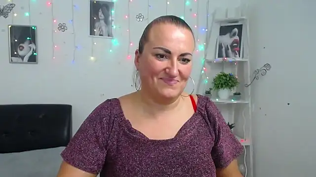 Snapshot of DianaMGG chatting on 10/09/25, 05:35 DianaMGG online show from 10/09/25, 05:35