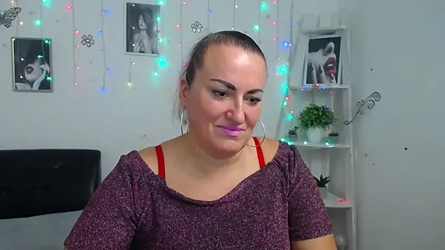 Snapshot of DianaMGG chatting on 10/09/25, 05:30 DianaMGG online show from 10/09/25, 05:30