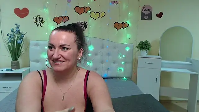 Snapshot of DianaMGG chatting on 03/12/25, 01:08 DianaMGG online show from 03/12/25, 01:08