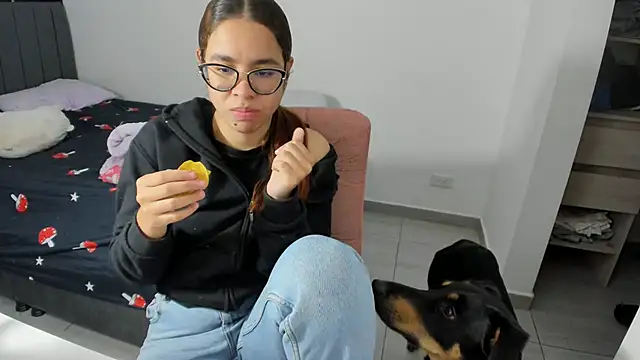 Greciaruiz  online show from 11/17/25, 12:03