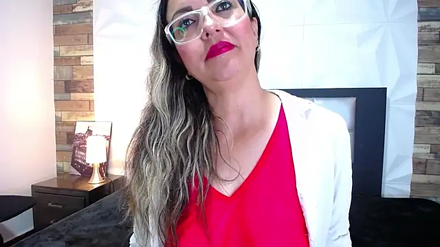 Snapshot of Azaahara_ chatting on 03/18/25, 02:06 Azaahara online show from 03/18/25, 02:06