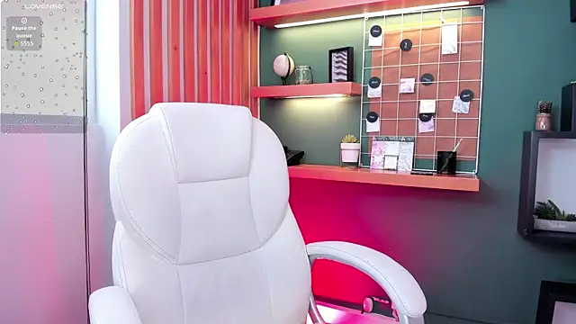 Bella walker  online show from 11/01/25, 05:07