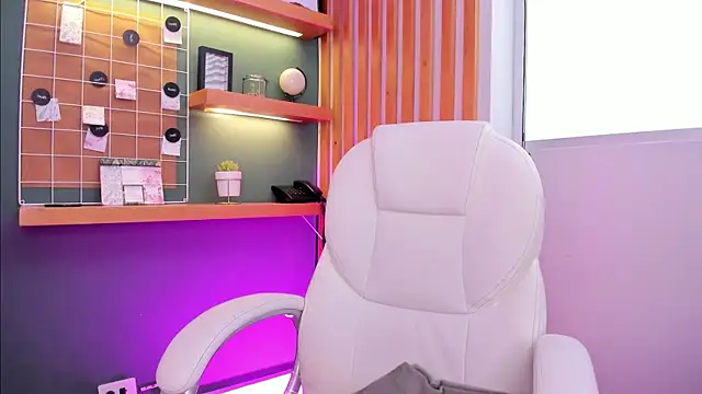 Bella walker  online show from 11/20/25, 06:08