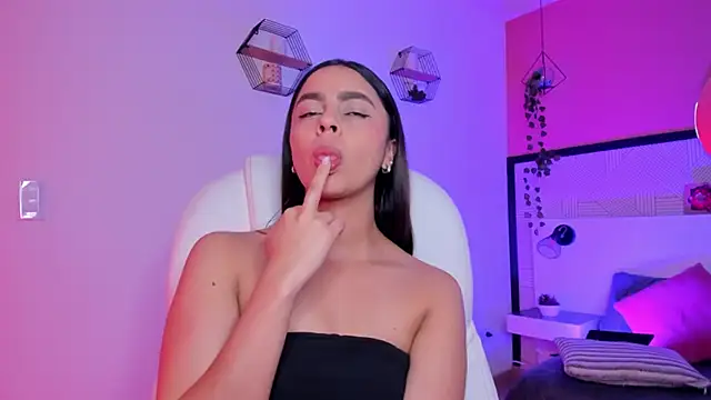 Bella walker  online show from 04/16/26, 09:39