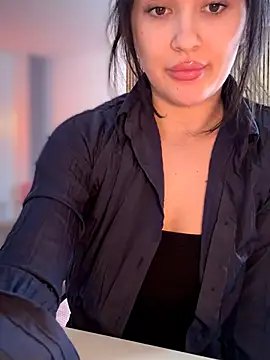 YoungHotMilf97 online show from 02/06/26, 08:43