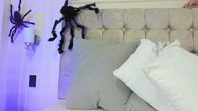 JasmineRoss 1 online show from 10/22/25, 07:02