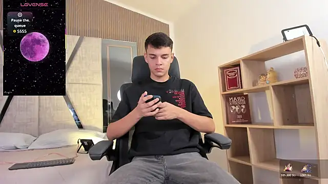 JacobRoberts1 online show from 12/04/25, 08:19