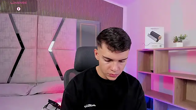 JacobRoberts1 online show from 12/18/25, 08:34