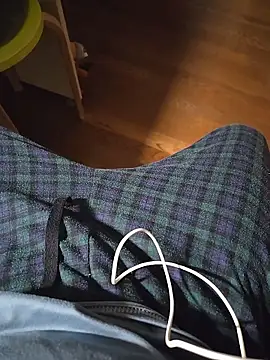 Snapshot of halu5400 chatting on 12/18/25, 01:04 halu5400 online show from 12/18/25, 01:04