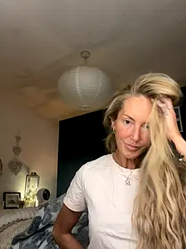 Snapshot of Fiery_Blonde_LexiX chatting on 10/21/25, 09:58 Fiery Blonde LexiX online show from 10/21/25, 09:58