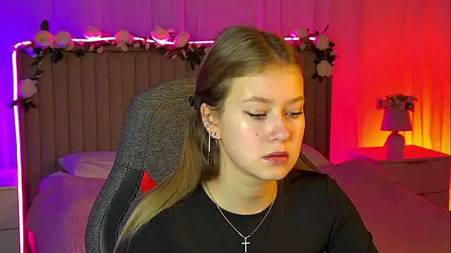 Snapshot of EveMundie chatting on 10/31/25, 09:28 EveMundie online show from 10/31/25, 09:28