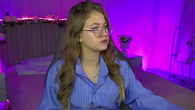 Snapshot of EveMundie chatting on 11/28/25, 10:37 EveMundie online show from 11/28/25, 10:37