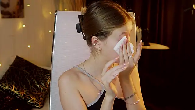 Snapshot of EveMundie chatting on 12/16/25, 12:42 EveMundie online show from 12/16/25, 12:42